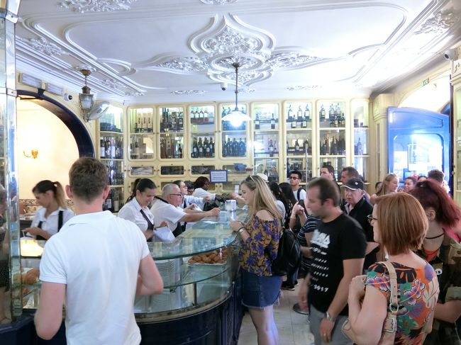 お店は大盛況。こちらはテイクアウト専用のレジ。<br />欲しい個数を言うと、すでにパックされた箱をもらいます。