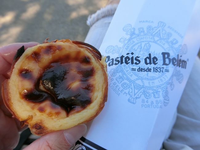 PASTÉIS DE BELÉM の名物、エッグタルト。ジェロニモス修道院秘伝のレシピ、とお店には書いてあった!<br />シナモンパウダーも一緒に入っていて、一層味が引き立つ。