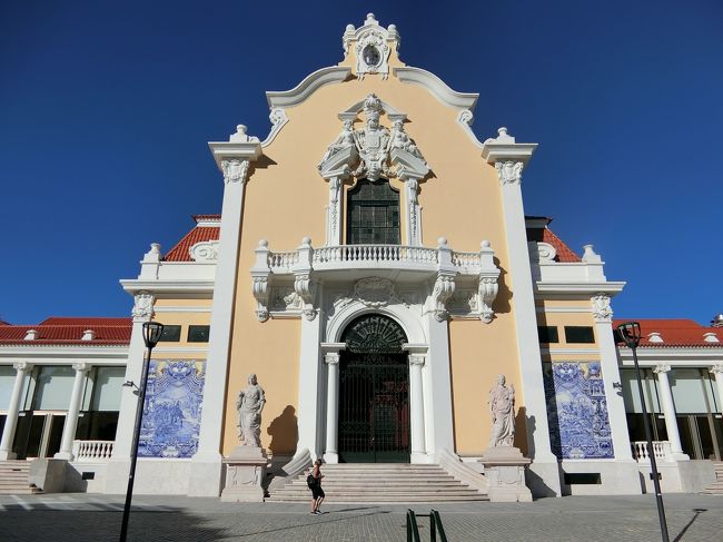 公園の中に新しめの建物が。<br />Carlos Lopes Pavilion とある。<br />1922年のリオ万博でポルトガル・パビリオンとして使用したものを移築したもの。1984年まではロス五輪のマラソン勝者、ポルトガルの英雄カルロス・ロペスを記念するスポーツ博物館として使われていたものを、最近になって改築、改装が済んだらしい。