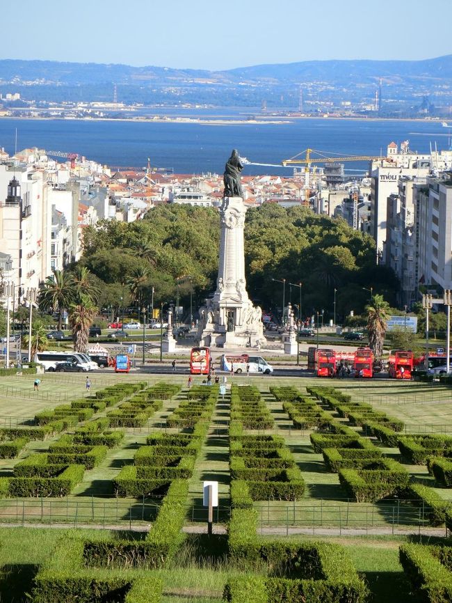 斜面の頂からはこのような絶景。<br />テージョ河まで見渡せる。