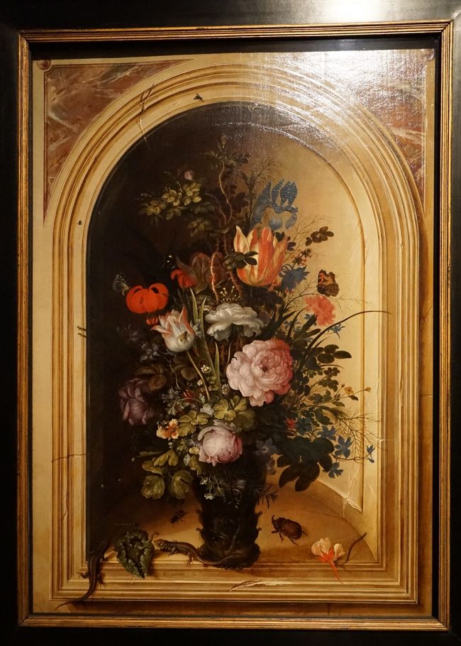ルーラント・サーフェリー「Vase of Flowers in a Stone Niche」 1615年<br />Roelant Saveryは、鳥獣画を得意とし、現在では絶滅したドードーを描いたことでも知られています。