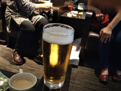 人間はサクララウンジで朝ごはん（とビール）。