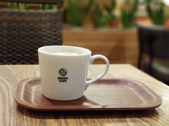 OCAT到着。
なんかオーガニックな雰囲気のカフェー「GREEN CAFE」で一服。

新しいiPhoneは背景のボカシを調節できるのだ！と最近うるさく宣伝しているが、え？私のスマホは前からその機能あるよ？ほら？