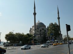 9月7日
早朝にイスタンブールに到着しました。スーツケースをホテルに預けて、イスタンブール観光に出発です。まずは、乗り降り自由な循環観光バスで市内を巡ります。2日間有効なチケット(Istanbul Premium ticket, 40 Euro)はネット経由で購入済です。
ホテル(The Ritz Carlton Istanbul)から徒歩数分の距離にあるドルマバフチェ・モスクの近くのバス停に向かいます。海岸に建つ立派なモスクがありました。
