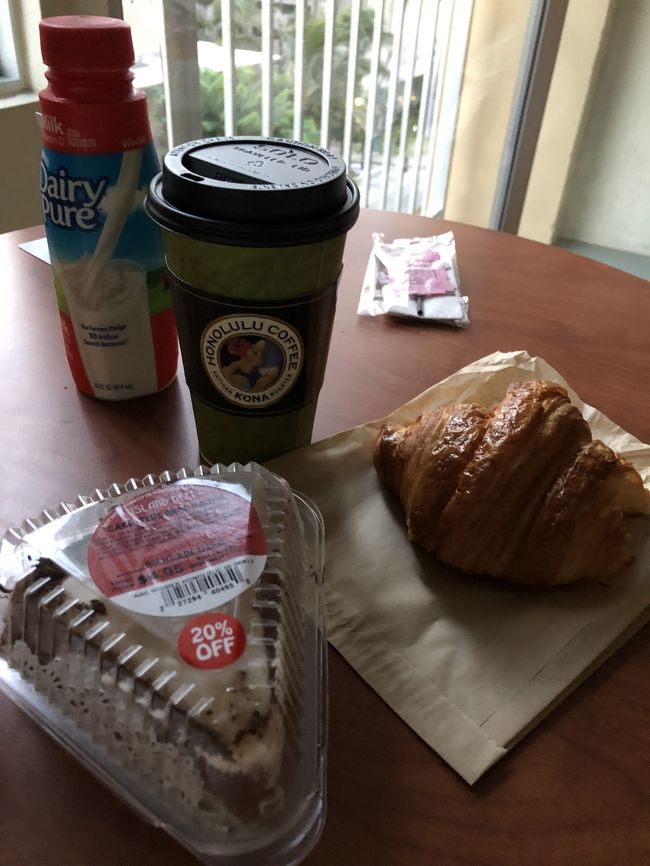 2日目<br />今日はまさかのダイヤモンドヘッド登山に初挑戦です<br /><br />普段まっったく運動しない、移動は車の私ですが、主人はココ何年かは毎回登っているので、思い切って挑戦してみる事に<br />まぁ、ダメなら引き返せばいいだけですし、と言うよりも、多分無理だろうと思ってるので、この時点では半ば冷やかし気分だったかも・・・<br /><br />朝ごはんは、昨日フードランドで買っておいたTed’s Bakeryのチョコレートハイピアパイ(20%オフ！)、主人は早起きで買って来たHonolulu Coffeeのクロワッサン<br />我が家はいつもこんな感じです<br />(オサレキャフェで優雅に朝食とか憧れます)
