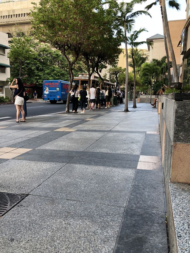 免税店、ロイヤルハワイアン通り(って言うんですかね？)でオリオリトロリーのダイヤモンドヘッドルート便を待ちます<br />土曜日だったので、KCCファーマーズマーケットへ行く方もいて、朝7時前でももう行列です<br />結局、ダイヤモンドヘッド1便は一杯で、KCC行きのトロリーに乗って行くことにしました<br /><br />ダイヤモンドヘッドロードを半周ほど走ってKCCの停留所で降り、美味しそうな匂いと人だかりを尻目に登山口に向かいます<br /><br />