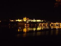 プラハ城とカレル橋の夜景。実際はもっとキレイだったんですけどね。