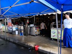 シュエダゴンパゴダのほうに徒歩で移動。
かなり距離がありました。
お腹が減ってきたので、ふらっとシュエダゴンパゴダ周辺を更に散策。
こちらのお店「feel」に入ってみました。
地元のチェーン店のようですね。