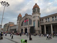 朝7時発の高鉄で漢口から北京西に向かう。
早朝だというのに漢口駅前にはたくさんの人がいる。
中国人はみんな朝が早い。