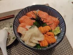お昼に日本大使館そばの好運街へ。
「乾山」でサーモンウニ丼を食べた。おいしい！