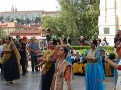 城内を散策後、カレル橋を渡って旧市街へ戻ってくると、インドのダンサーさんが踊っていました。
大人に混じって少女もいます。可愛い～♪