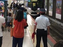 JR名古屋駅から徒歩数分で近鉄名古屋駅に。
しまかぜグッズを駅の売店で買い、いよいよ特急しまかぜが到着です。
皆さん、せっかくなので写真を撮ろうと、通りすがりの人もどんどん集まってきます。