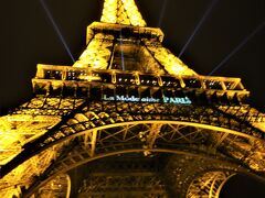 La tour Eiffel（エッフェル塔）

10月04日（日）　　20:45

エッフェル塔に到着～～

折しも09/23からパリで開催されている
Paris fashion week の一環として
スローガンであるイベント名
「La Mode Aime Paris（ファッションはパリを愛している）」が
輝いています。

