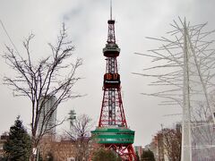 翌朝の札幌は雲9割のパッとしない天気で残念。
イマイチな写真写りのテレビ塔を記念に収めて次へ。