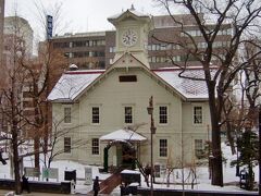 こちらも曇り空と建物と雪が全て同系色になってしまい、なんとも写真映えしない時計台（笑）
まぁ初めてじゃないし、ちょっとしょんぼりだけど「札幌に来ましたよ！」との証拠程度にて失敬。