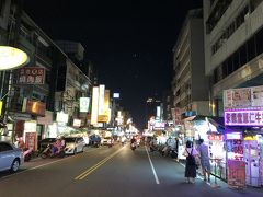 さてすっかり夜になりました。
台湾の夜と言ったら夜市でしょう！って事でちょっと歩きましたが、こちらの夜市をまず攻めてみる事に。
台中駅の南側に位置する忠孝夜市です。
駅から10分ちょいですが、半分くらい歩いてふと思いました『自転車使えば良かったじゃん！』