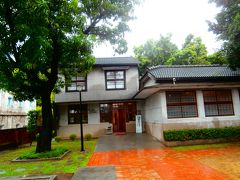 で、何とか「旧英商徳記洋行」に到着。

入口正面に見えるのが朱玖蛍の旧居。

朱玖瑩は、台塩の管理職を務めていましたが大の書道好きだったので、この旧居に彼の作品が展示されてます。