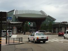 駅に着いたら、ちょっと歩きます。
雨がポツポツ降ってきたー！！