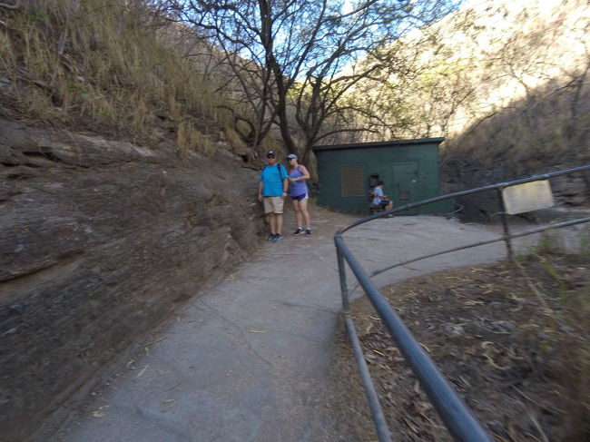 途中、曲がり角にはベンチがあり、先客がいなければ座って水分補給も出来ます<br />水分補給と言えば、麓のトイレ横にある自動販売機、小銭もカードでも買わせてくれません<br />外国あるあるですね(エ？ウチダケ？)<br />なので、かき氷屋さんの前に出てるデカいクーラーボックスから自分で出してかき氷屋さんの小窓でお金を払って買いました<br />参考までに