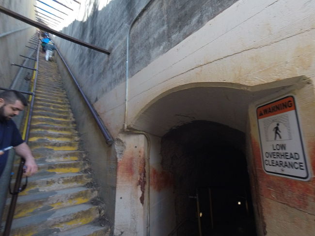 トンネルを抜けて右を見ると目も眩むような階段が・・・<br />安心してください、左側に、ちょっとだけ楽な道があるみたいです(と、主人に言われたけど全然楽ではなかったし)