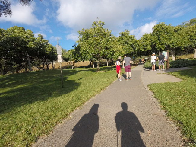 例の看板や売店、ベンチ、木陰もある広い公園の様になっている場所を自然と人の流れに乗って歩き出すとしばらく平坦な(気がする)気持ちのいい小道を進みます<br />もう下山してくる方ともたくさんすれ違い、この辺は余裕・・・と言いたいところですが、実はKCCからココまででかなり息が切れていて、主人にドン引かれていました私