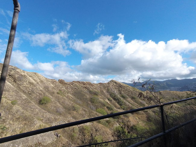 足元ばかり気にしてると急に素晴らしい景色が広がったりします<br />うおーー、ここを登ってきたんだーー！と、初心者の私はかなり感動しました<br /><br />息も絶え絶えの終盤、真っ暗なトンネルがあります<br />このトンネルで前を行く外国の大きな女性が私以上に息も絶え絶えで激しくシンパシ～