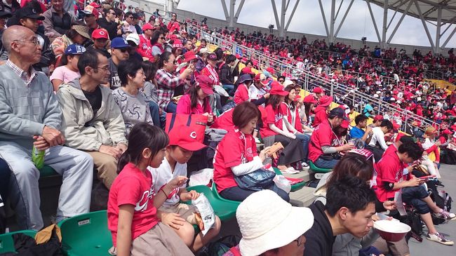 試合開始の30分くらいに到着でしたが。<br />一塁横の3列目位を取れました。