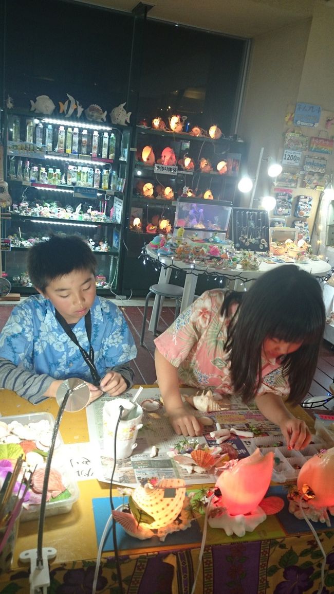 貝殻や珊瑚をグルーガンでくっつけて…手作り工房みたいなところがあります。