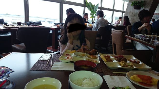 那覇のホテルはかりゆりアーバンリゾート那覇です。国際通りからは離れていて徒歩で10分以上かかると思います。<br />でも海沿いでお手頃価格なので決めました。<br />お部屋もオーシャンビューでした。<br />翌日の朝食はホテルでビュッフェです。