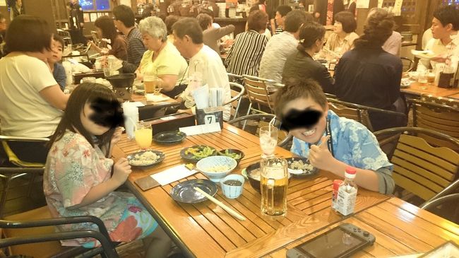 ここも島歌ライブが聞ける居酒屋です。<br />ステージの最前列を取ることができました。<br />もちろん母はオリオンビールです。<br />島歌を聞きながらの食事はゆったり。感動しちゃいます。