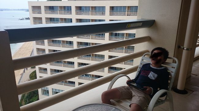 部屋をランクアップしてくれて…<br />最上階のリザンフロアに宿泊です。もちろんラウンジもあったけど…こんな時って使っていいのか迷って使わず。もしかしたら使えたのかなぁ。<br />部屋も3人なのにコーナーの4ベッドの部屋でした。<br />広すぎて…結局２つのベットは使わず。<br />みんなで寄り添って寝ました。