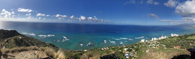 やたーーーっ<br />登りました私！<br />登れました私！<br /><br />山頂の展望台？は人がいっぱいだし、次を待ってる方達もいるし、友達100人とおむすびを食べる広さも無いけど感動です<br />感動のあまり、ワイドな画像とか撮っちゃいました<br /><br />挑戦して良かった！<br />運動と無縁の初老のオバさんでもやれば出来た！<br />近年稀に見る達成感を味わい、私のペースに付き合ってくれた主人にちょっとだけ感謝して下山しました<br /><br />下山の方がツライとか聞きますけど、全然楽勝でした<br />ダイヤモンドヘッド様がそうさせるのか、登る時よりも元気がみなぎってたような気がします<br /><br />元気がみなぎりすぎて、下山後の主人のお楽しみであるかき氷を、一口も食べる前に見事にベンチにひっくり返した事はいい思い出のアクセント♪<br />(主人、怒りながらも全部器に戻して完食してました。すまんね)<br /><br />