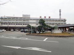名松線の往復を終えて松阪駅前に降り立った時にはもう午後１時を回っていました。
駅前の小さな囲いには松阪生まれの本居宣長ゆかりの驛鈴を模した鈴があります。