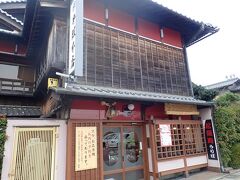 左折してすぐに老舗の牛銀本店。創業はなんと明治３５年だそうです。