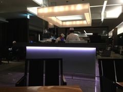 ラウンジで寿司とカレーを食べて満腹になり、その後シャワーを浴びます。