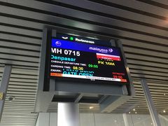MH715に乗ってバリ島のデンパサール空港を目指します。
クアラルンプール ９：００発
デンパサール  １２：０５着