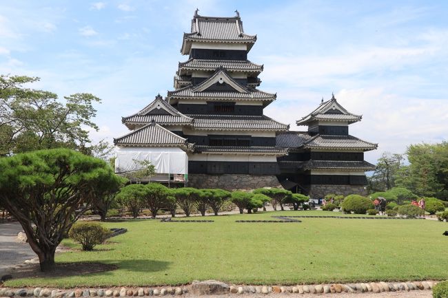 松本城<br />100名城ｽﾀﾝﾌﾟと別に<br />城御朱印が　あります<br />現地で女性の　御朱印は何処　の言葉に<br />100名城ｽﾀﾝﾌﾟではと　笑ったが<br />私も御朱印　購入です