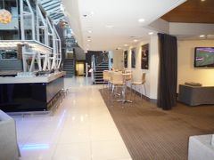 ホテルはNovotel Queenstown　Lakeside。
写真はロビー。
割と大きくて新しい感じのホテルでアジア系のお客様が多く泊まっている印象でした。