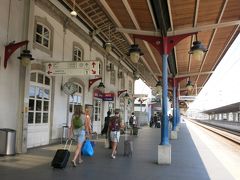 列車は約3時間でポルト・カンパニャン駅に到着。 まずは、ホテルに向かいます。

ポルト滞在中のホテルは、パターリャ広場にある、「クォリティ・イン・ポルト」 
ホテルまでは国鉄で1駅のサン・ベント駅が一番近いのですが、事前の情報で坂道を延々登らないといけないとのことだったので、地下鉄で向かうことにしました。