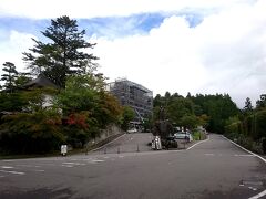 昨日もきた修復中の輪王寺の三仏堂が見えてきました。