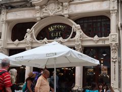 サンタ・カタリーナ通りはポルトで一番賑やかなショッピングストリート。
いろいろ気になるお店がありましたが、とりあえずホテルを目指します。

この写真は、サンタ・カタリーナ通りにあるアール・ヌーヴォ-様式の内装で有名なカフェ マジェスティック。
滞在中に一度は行きたいと思ったのですが…