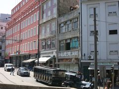 教会を背に見た図です。ピンクの建物が、今日から２泊３日お世話になるホテル「クォリティ・イン・ポルト」。確かに、教会の真ん前、パターリャ広場に面して建っていました。
観光列車が写っていますが、レトロなトラムもホテル前に停留所があります。
ホテルについては口コミに書いているので、詳しくはそちらで…
とてもいいホテルでした。
