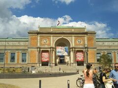 国立美術館

ローゼンボー宮殿の後ろ、エスターアンレッゲ公園にあります。
レンブラントもありましたが、あまりいい絵でなく他の作家も数が少ない美術館でした。