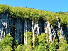 続いて羽衣の滝へ。
旭岳から1時間ほどで天人峡に到着。
おお～！なんと素晴らしい柱状節理。
