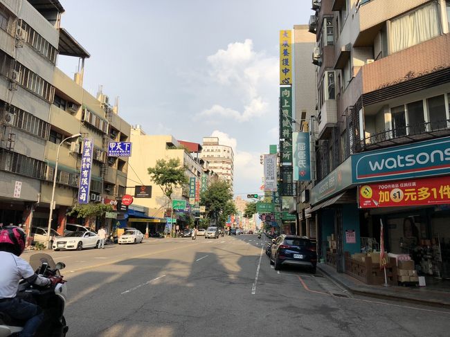 広い道は車道の隅っこに自転車で走れるスペースがあって、比較的安全で楽チン。<br />広いところは別ですが、歩道を走るのはちょっとキツいですから。<br />バスだとグルっと迂回する様なルートでしたが、自転車なんで最短距離をまっすぐ進みます。