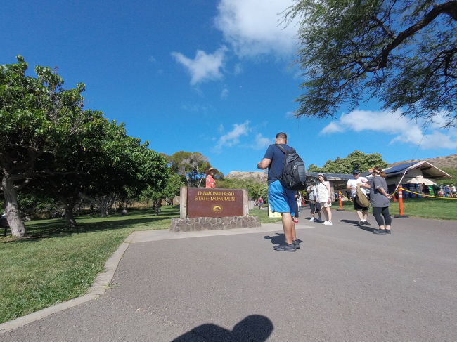 下山後に例の看板で記念撮影は順番待ち<br />外国のファミリーとお互いに撮ってあげたり撮ってもらったりしました<br /><br />以上、2日目、ダイヤモンドヘッド登山初挑戦でした<br />なんだか私語りみたいですが、ちょっとでも登山迷ってる方の参考になれば嬉しいです<br /><br />下山後、本当はトロリーで帰路途中にあるダイヤモンドヘッドマーケット＆グリルに寄る予定でしたが、そこまでの余裕は無し<br />下半身が自分のじゃないみたいに重い・・・<br />ホテルのジャグジーでセルフマッサージ後、ちょっと休んでワイキキブラブラしてこの日は終了した気がします