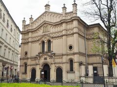 テンペル・シナゴーグSynagoga Tempel。

カジミエシュ地区には大小多くのシナゴーグがありますが、その中で、一番見たかったのがこのシナゴーグ・・・というより、ここだけ見学できればいいかなと思っていたくらい・・・。

1860～1862年に建てられました。数度の修復を経て、1924年が最後の修復です。ナチス占領時代には、ここは馬屋として使われました。