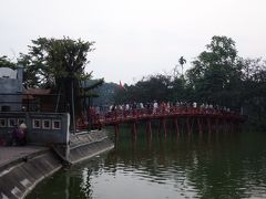 湖に沿って歩いて「玉山祠」に到着。