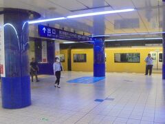 帰りは　京浜急行で帰りました。
「黄色の京急電車」
羽田空港国内線ターミナル駅にて