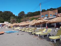 荒井浜にはもう一つ海の家があって、「カメハメハ大王の渚」って言うんだそうです。おされですねー。
大人2,000円　小人1,000円(6歳未満)
・シャワー
・更衣室
・ベットorソファー
・パラソル
・荷物預かり
BBQもできます。

